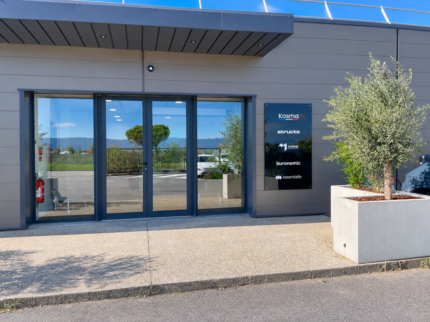Entrée des nouveaux locaux Master Solutions à Beaumont-lès-Valence