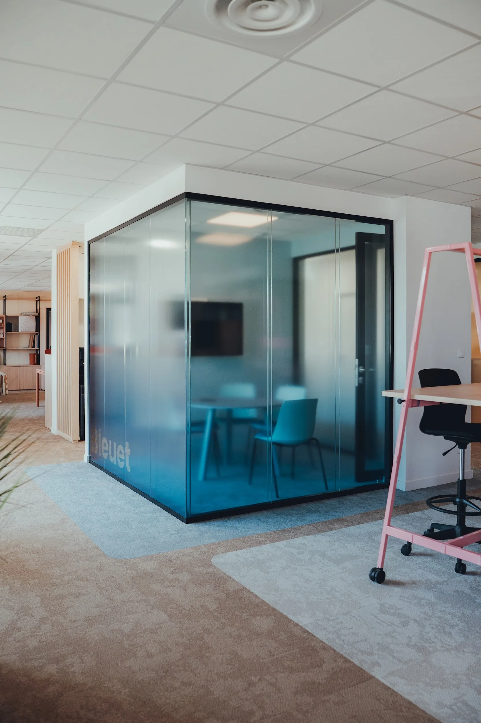 Bureau cloisonné vitré dans un open space aménagé par Master Solutions